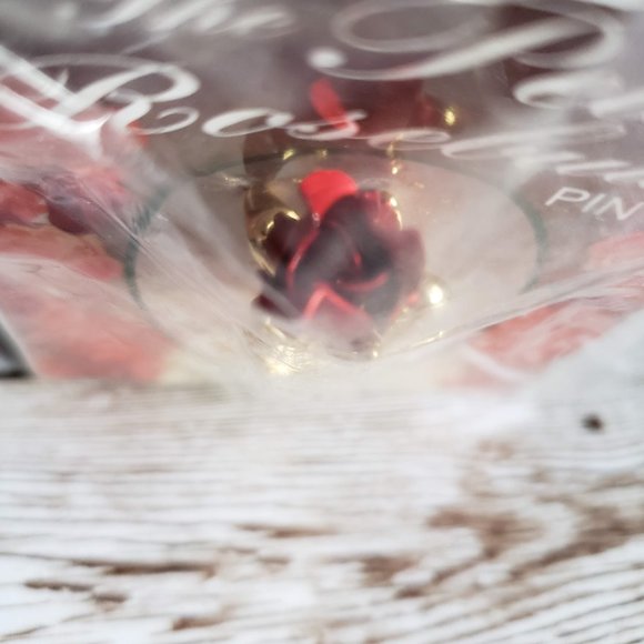 💕Petite Rose Bud Pin💕 - Picture 3 of 4